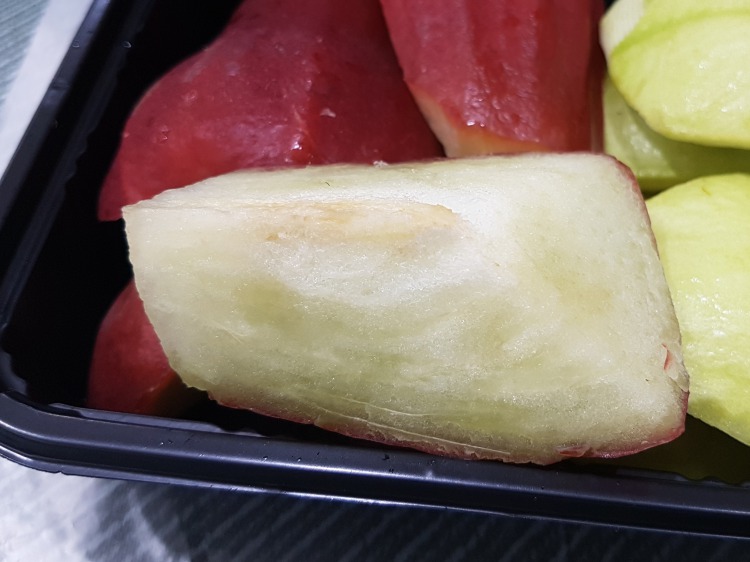 カット蓮霧<br />※黄緑の果物はグァバ